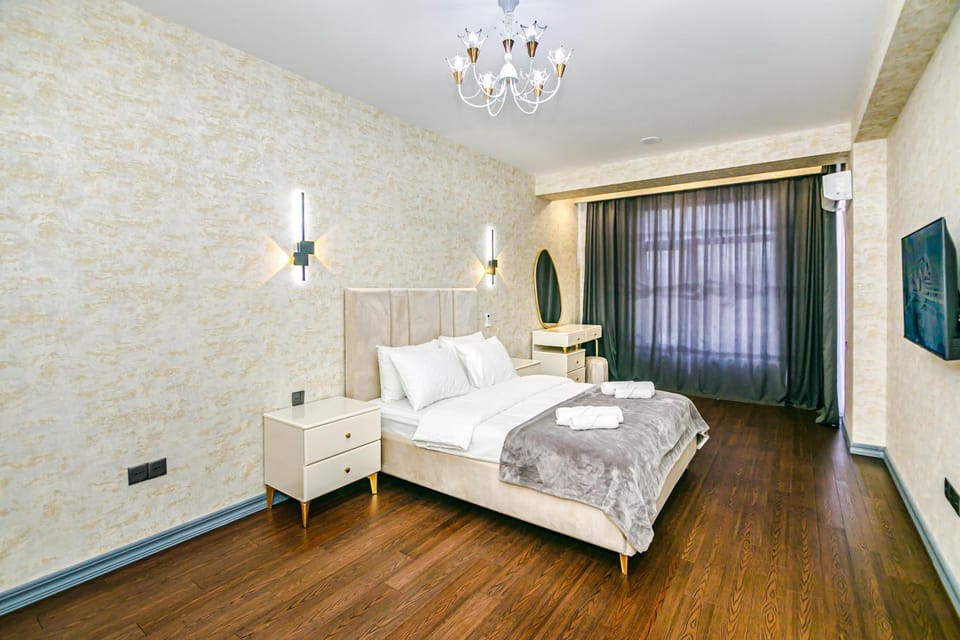 Bed, TV and multimedia, Bedroom, towels