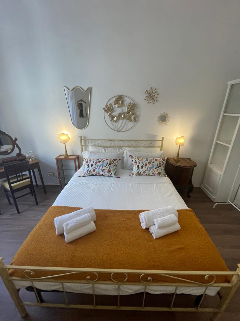 Bed, Bedroom, towels