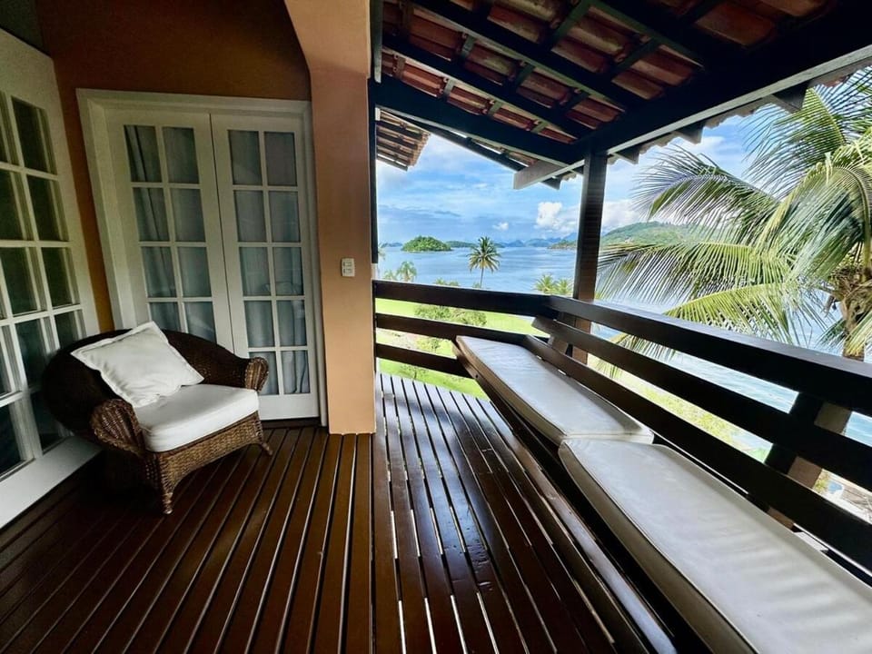 Vista dos sonhos na beira do mar de Angra com pier House in Angra dos Reis