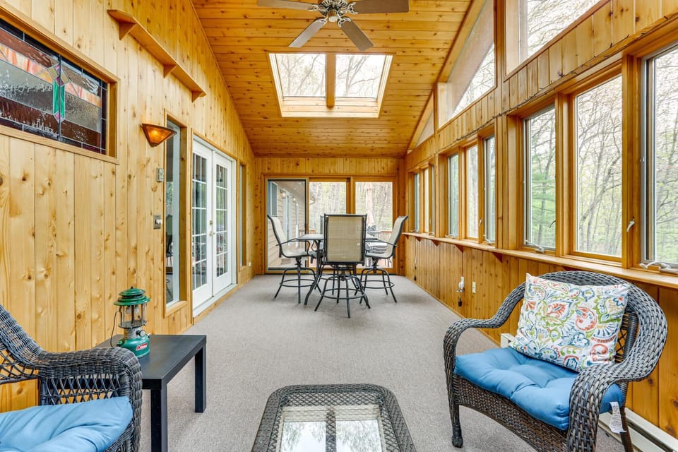 1/2 Mi to Boat Ramp: Lake Wallenpaupack Retreat! House in Lake Wallenpaupack
