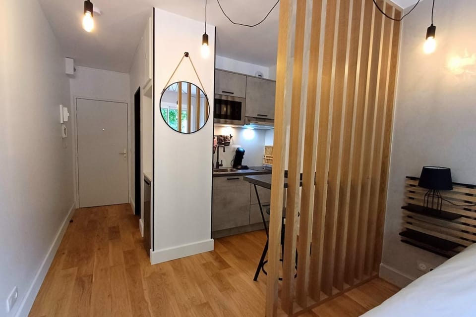 The Brut Case - Avenue de Champagne Apartment in Epernay