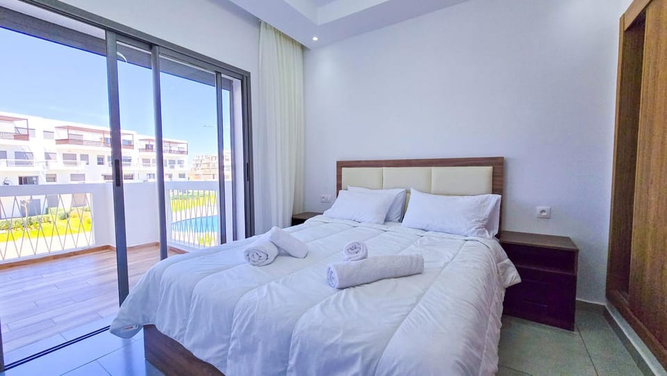 Bed, Photo of the whole room, Bedroom, towels