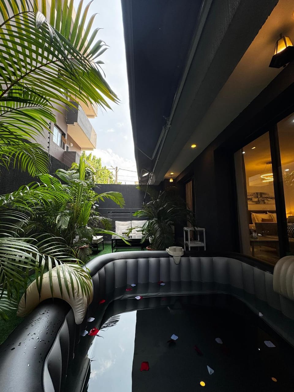 ORY luxury garden Jacuzzi Apartment in Africa