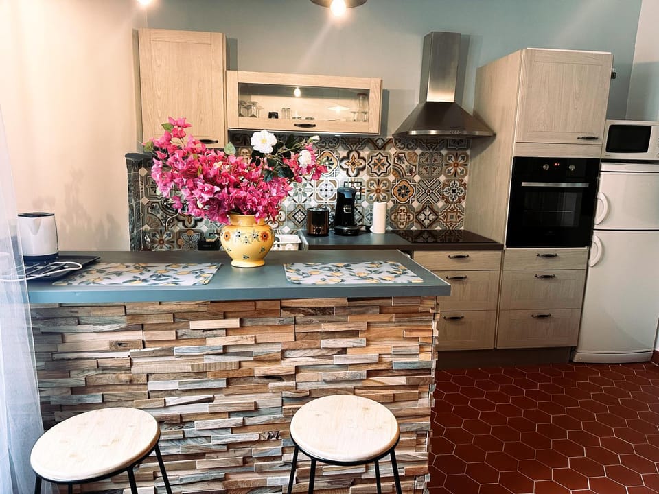 Dining area, dishwasher, minibar, oven, stove