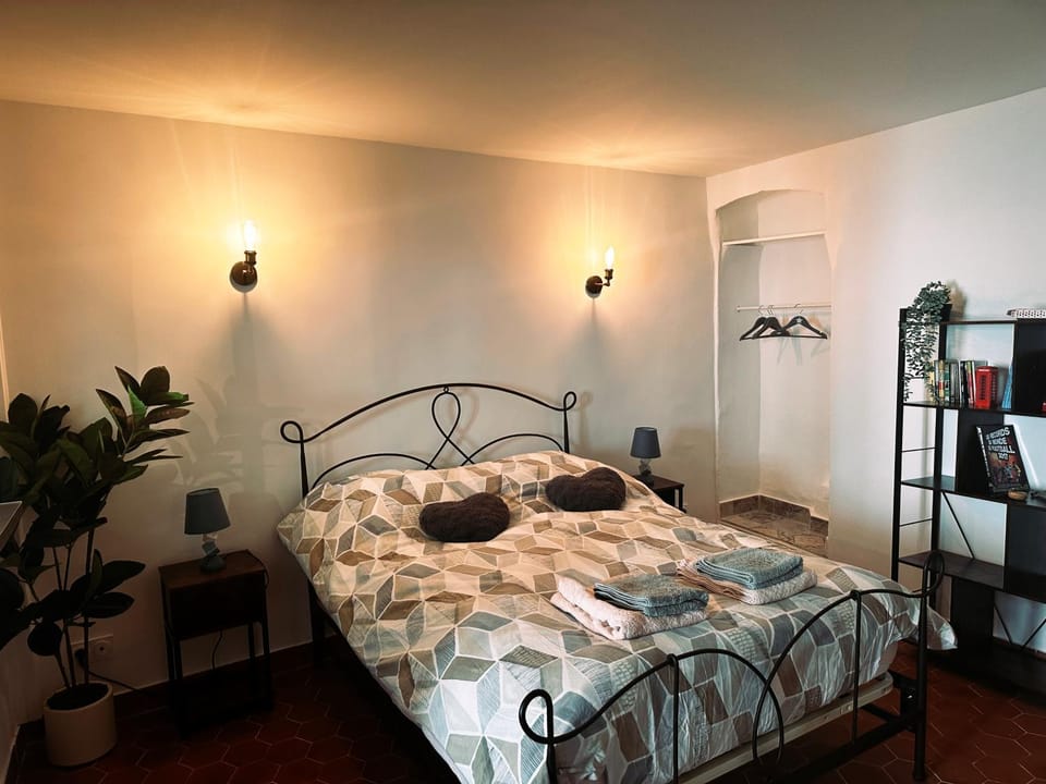 Bed, Library, Photo of the whole room, Bedroom