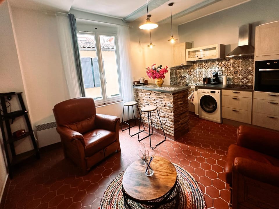 Coffee/tea facilities, Living room, Dining area, oven, stove, toaster, washing machine