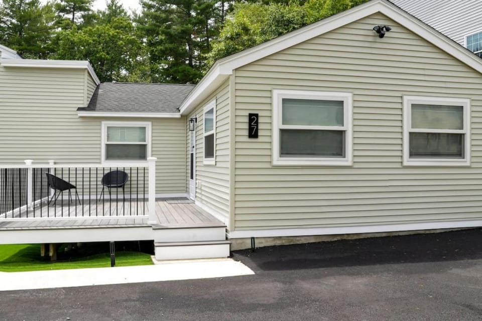 Lake Access 4 Bed 3 Bath HOT TUB House in Billerica