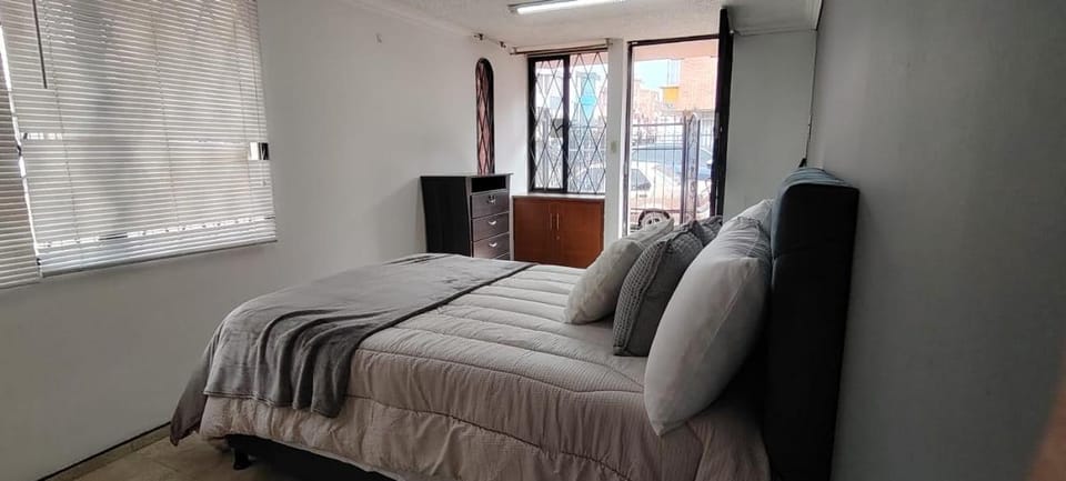 Bed, TV and multimedia, Photo of the whole room, Seating area, Bedroom