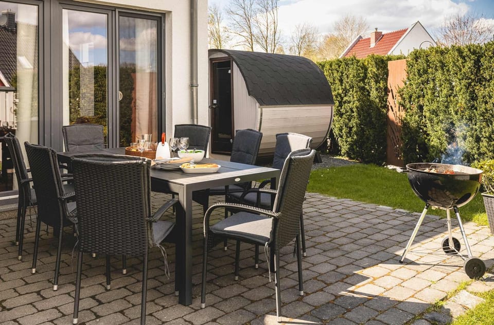 Garden, Seating area, Dining area, Garden view