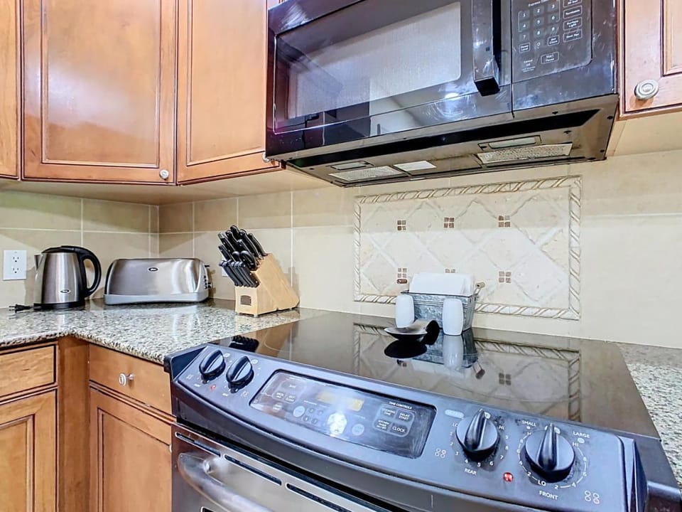 Coffee/tea facilities, Kitchen or kitchenette, stove, toaster