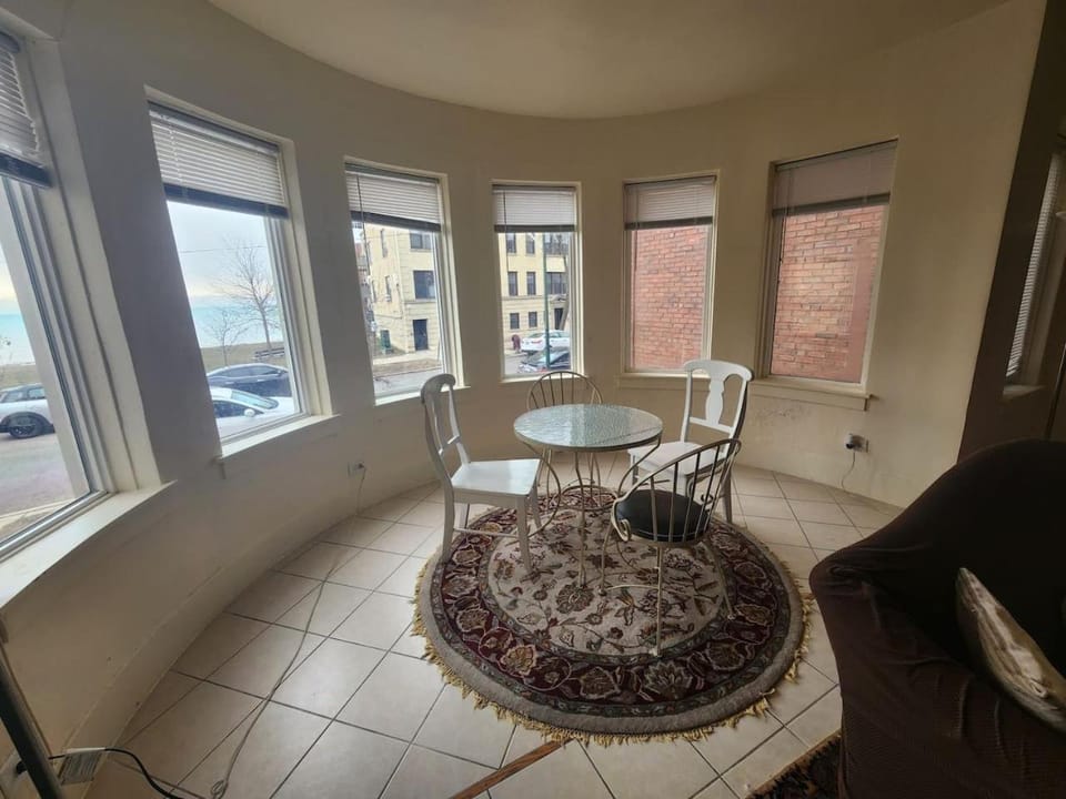 Charming Lakefront stunning View north Chicago Apartment in Rogers Park