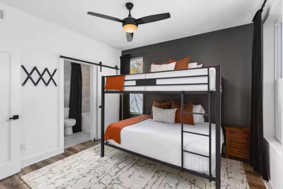 Bedroom, bunk bed