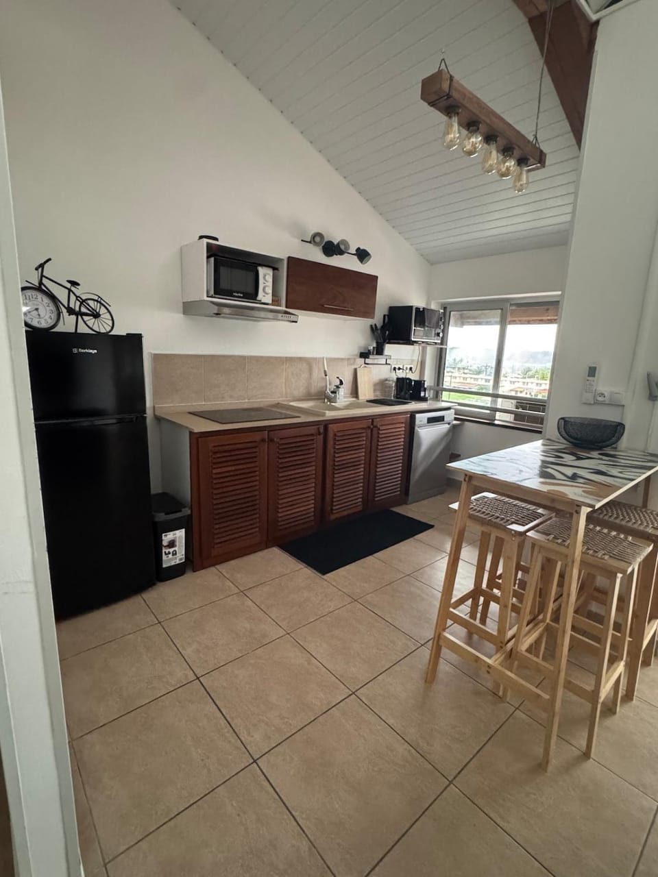 Coffee/tea facilities, Dining area, dishwasher, oven, stove
