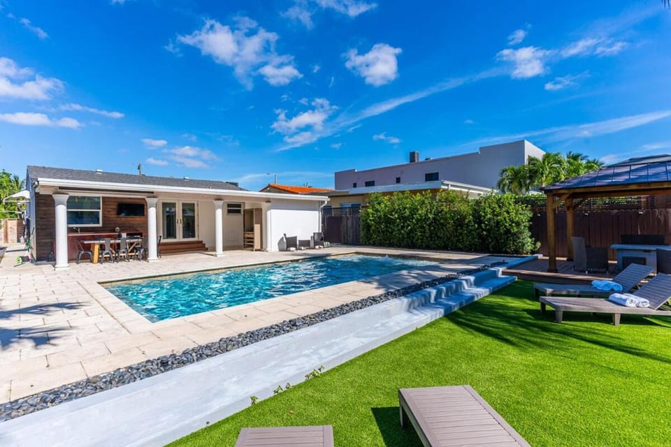 Stunning Tropical Pool House Miami Coconut Grove House in Coconut Grove