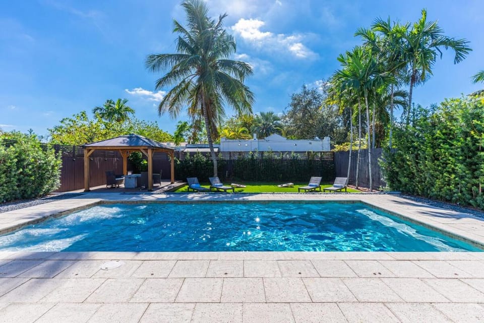 Stunning Tropical Pool House Miami Coconut Grove House in Coconut Grove