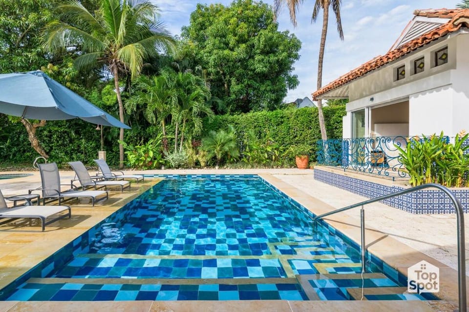 Property building, Patio, Spring, Day, Garden, Garden view, Pool view, Swimming pool, sunbed
