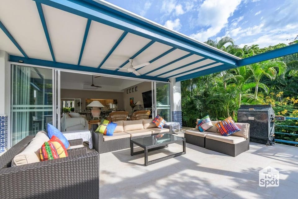 Patio, Day, Garden, View (from property/room), Balcony/Terrace, Living room, Seating area, Garden view, sunbed