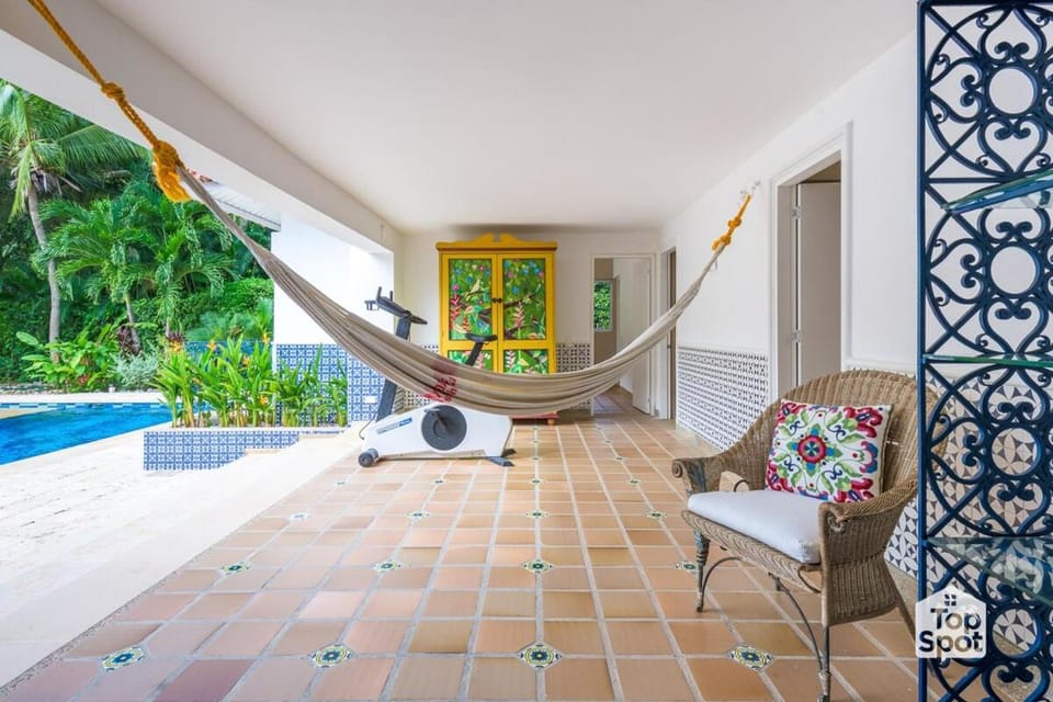 Patio, Day, Garden, Living room, Seating area, Garden view, Pool view, Swimming pool, sunbed
