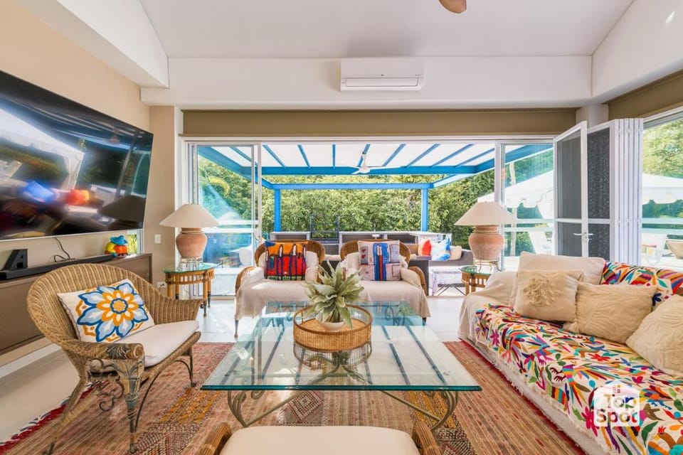 Patio, Communal lounge/ TV room, TV and multimedia, Living room, Seating area, air conditioner