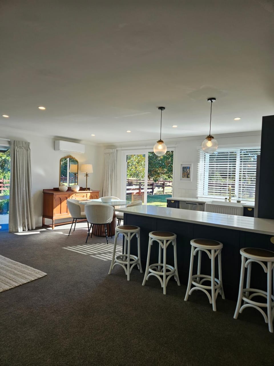 Kitchen or kitchenette, Living room, Seating area, Dining area