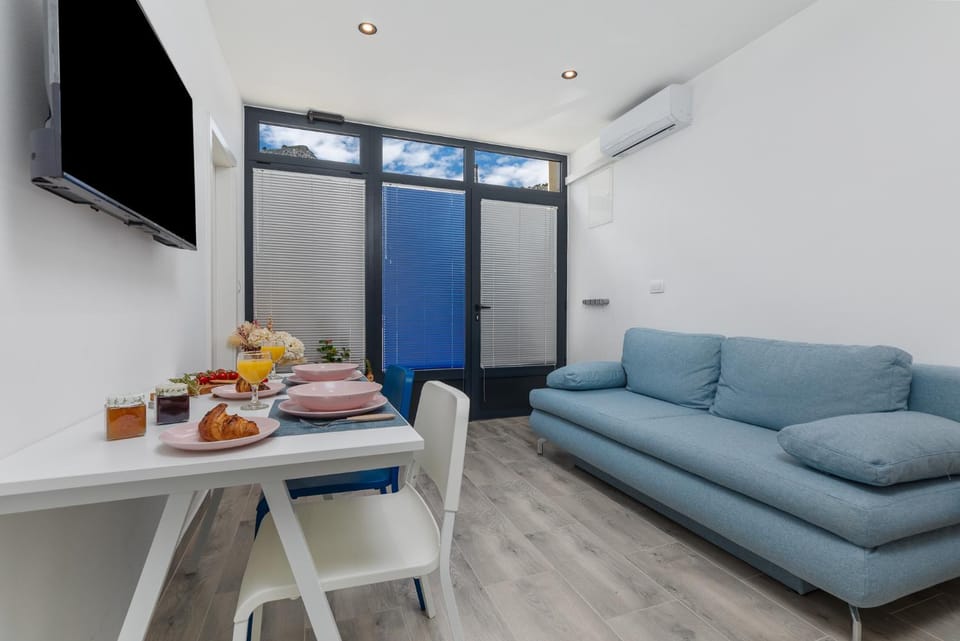 TV and multimedia, Living room, Seating area, Dining area