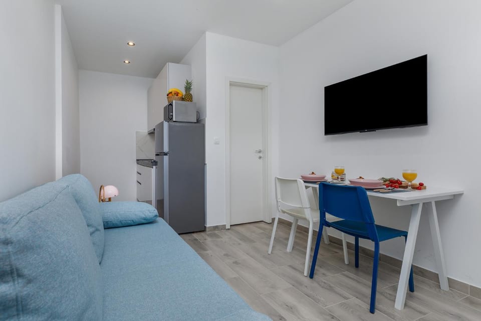 TV and multimedia, Kitchen or kitchenette, Living room, Seating area