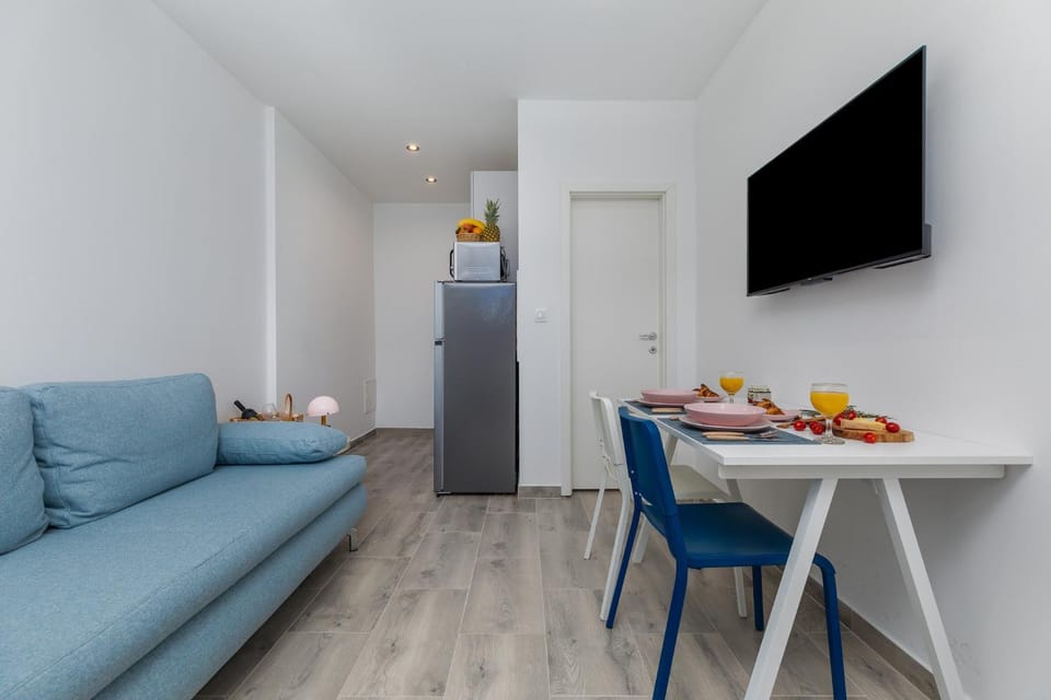 Kitchen or kitchenette, Living room, Seating area, Dining area