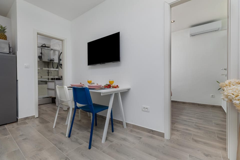 TV and multimedia, Dining area