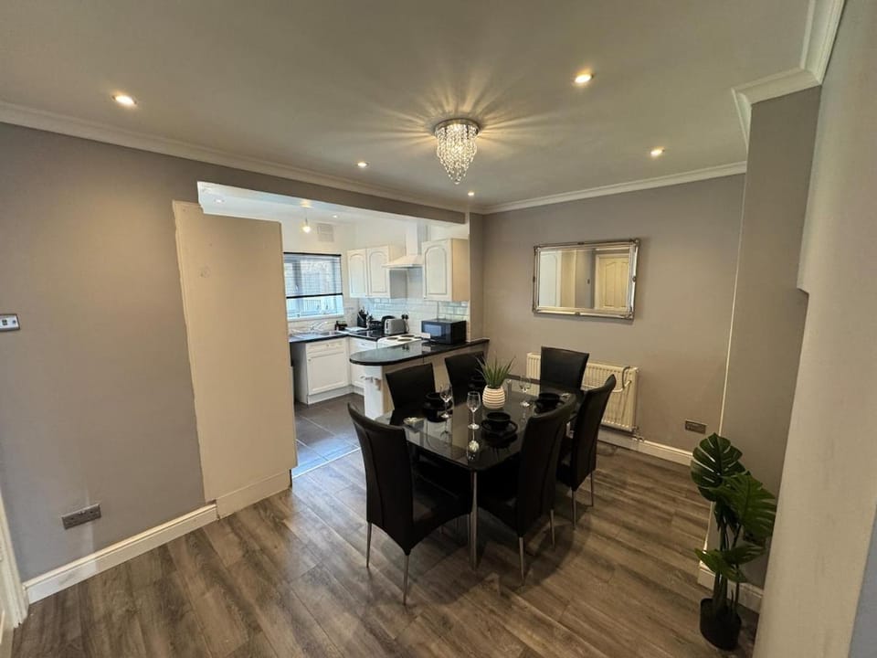 Modern 3-Bed Home with Parking & Garden Wolverhampton House in Wolverhampton