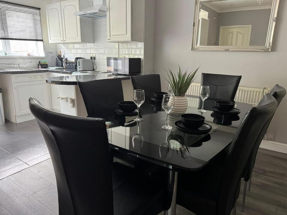 Modern 3-Bed Home with Parking & Garden Wolverhampton House in Wolverhampton