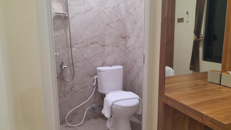 Shower, Toilet, Property building, Bathroom