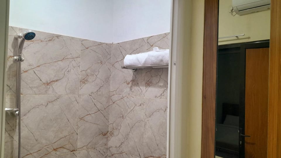 Shower, Property building, Bathroom, towels, air conditioner