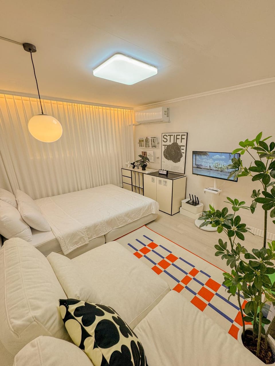 Bed, TV and multimedia, Bedroom