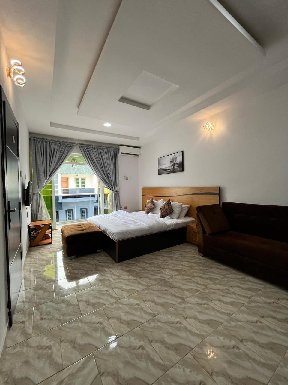 Bed, TV and multimedia, Bedroom