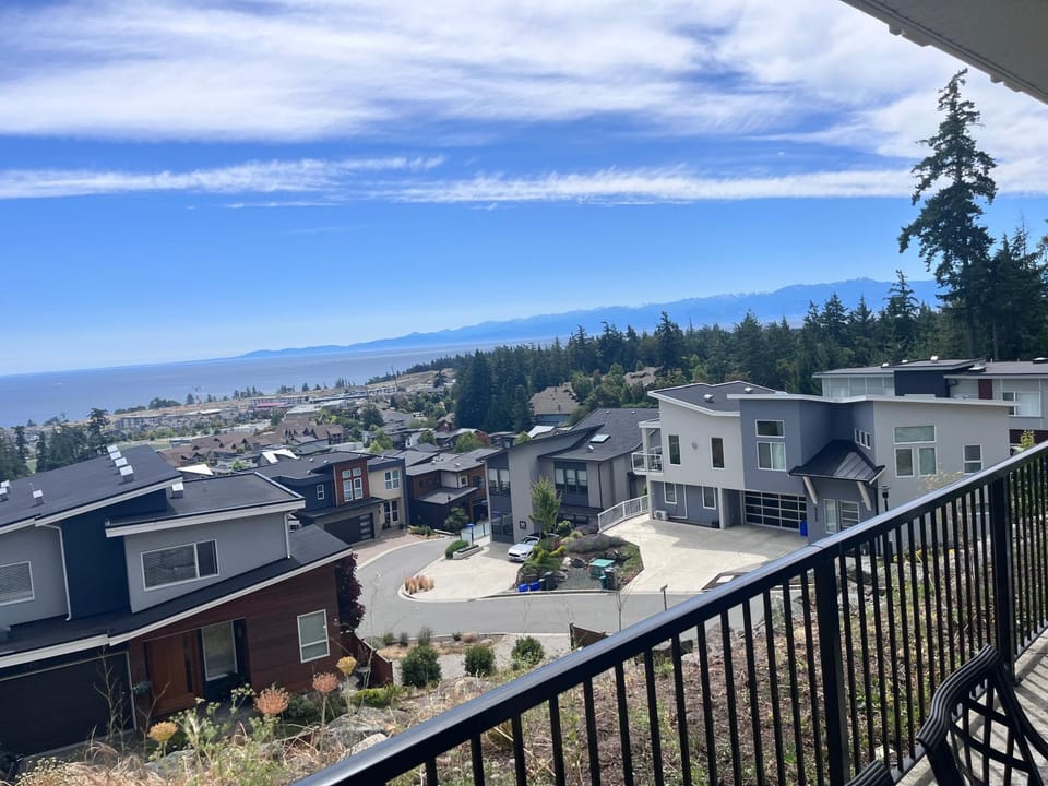 Stunning Ocean View Modern 1 BDR Private Entry Suite Apartment in Vancouver Island