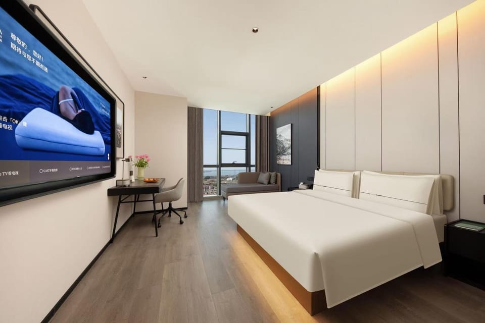 Communal lounge/ TV room, TV and multimedia, Seating area, Bedroom