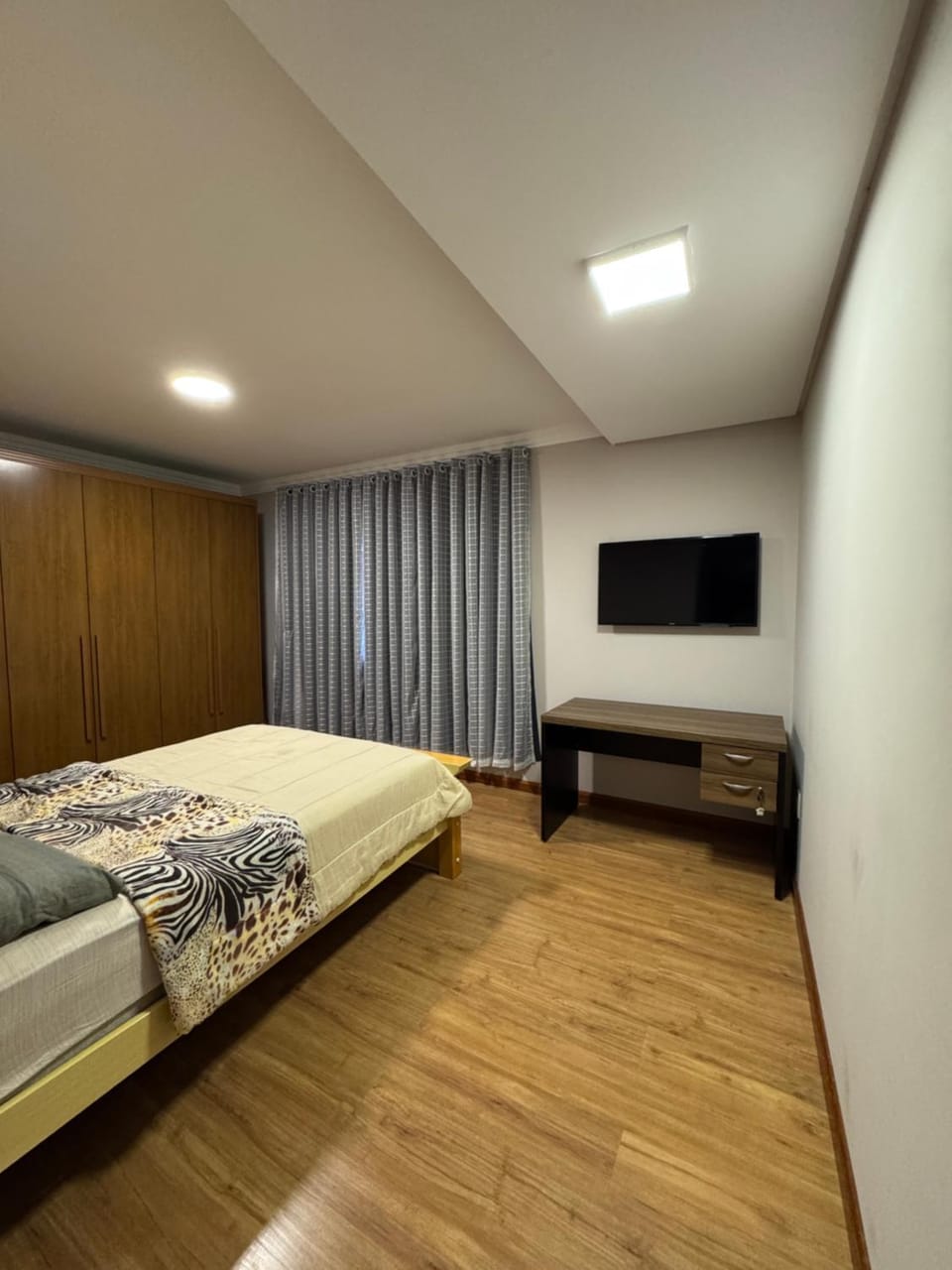 Bed, TV and multimedia, Photo of the whole room