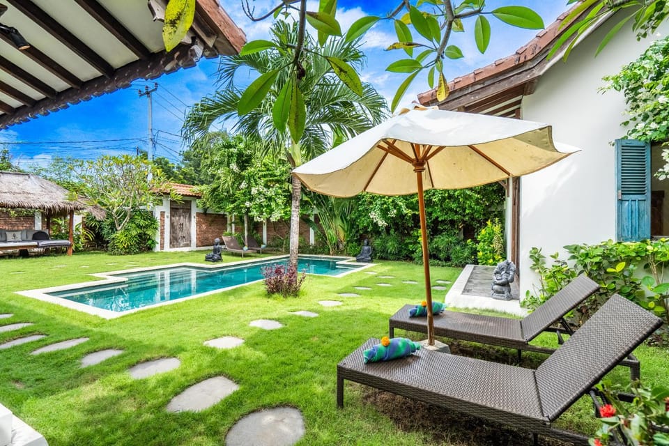 Garden view, Pool view, Swimming pool, sunbed