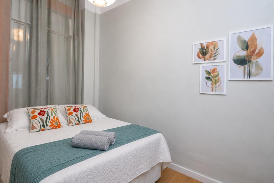 Photo of the whole room, Bedroom, towels