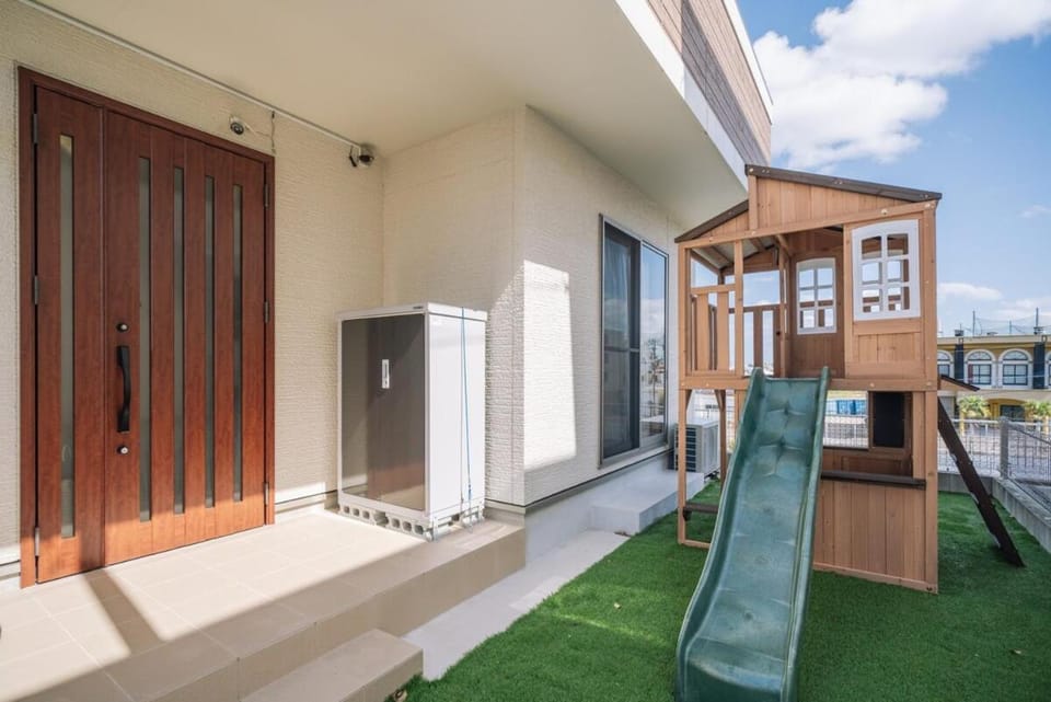 Property building, Day, Garden, Balcony/Terrace
