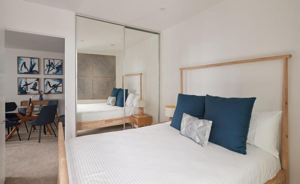 Bed, Photo of the whole room, Dining area, Bedroom, wardrobe