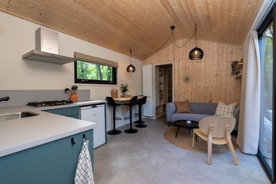 Kitchen or kitchenette, Seating area, Dining area, stove