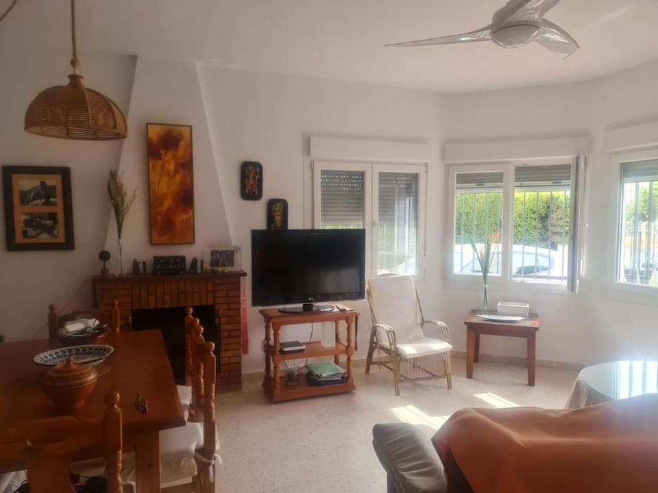 Communal lounge/ TV room, Seating area, Dining area