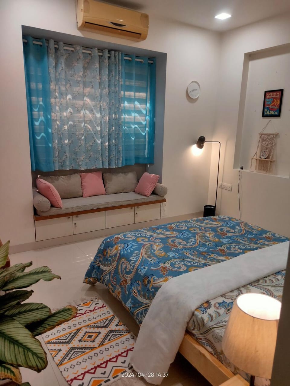 Bed, Photo of the whole room, Seating area, Bedroom, air conditioner