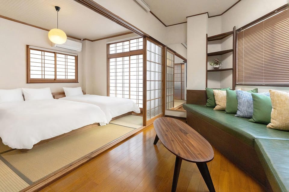 Bed, Living room, Seating area, Bedroom, air conditioner, air conditioner