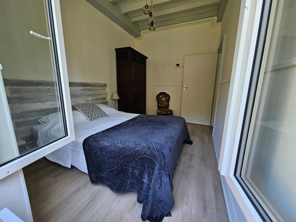 Bed, Photo of the whole room, Bedroom, wardrobe