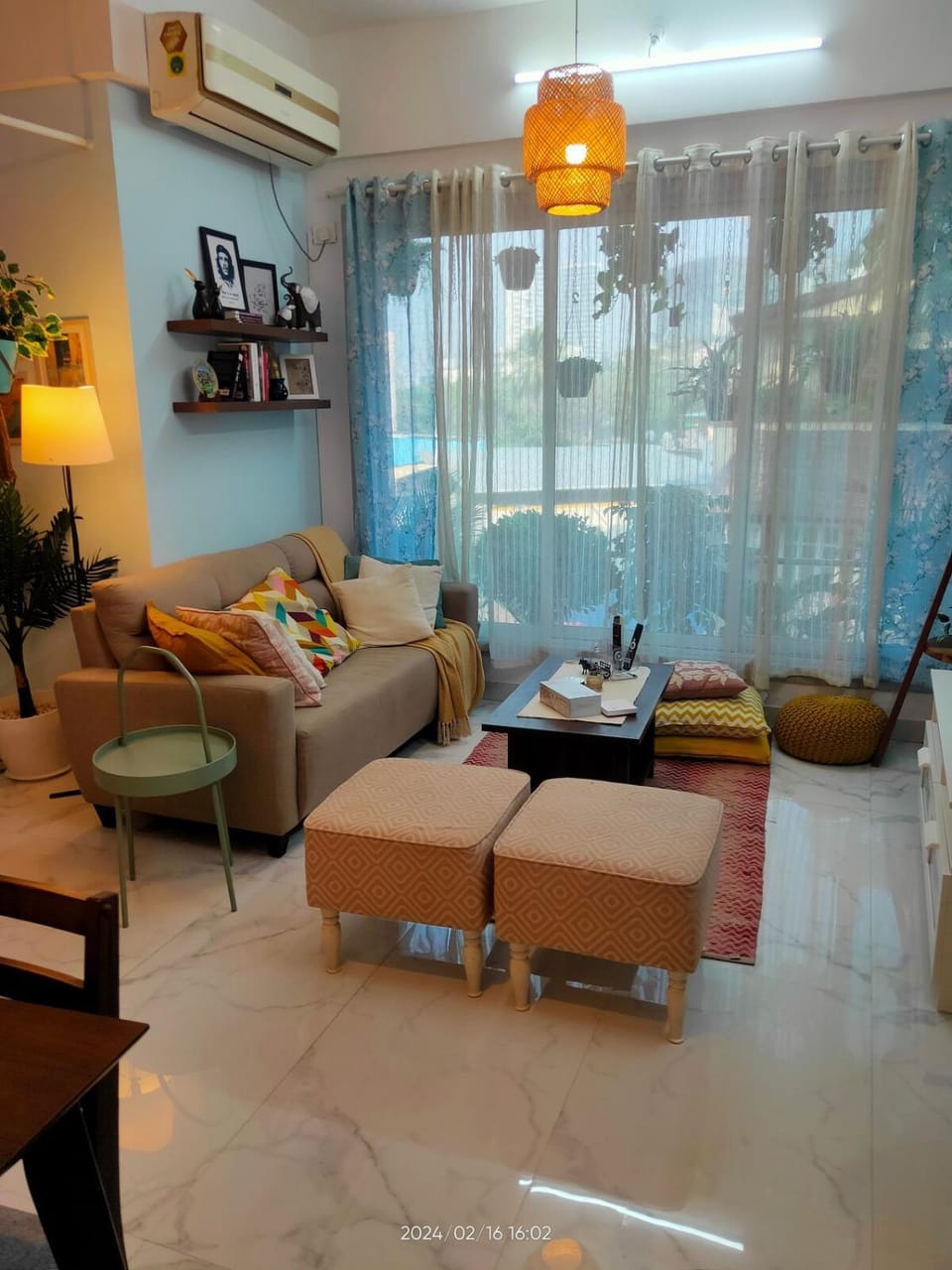 Living room, Seating area, air conditioner