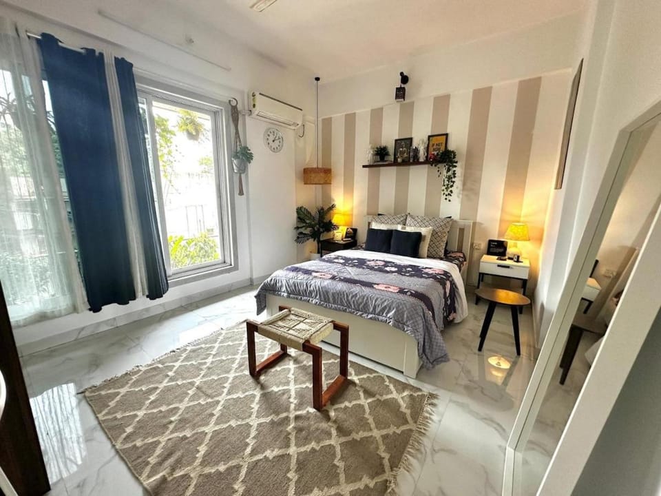 Bed, Photo of the whole room, Seating area, Bedroom, towels