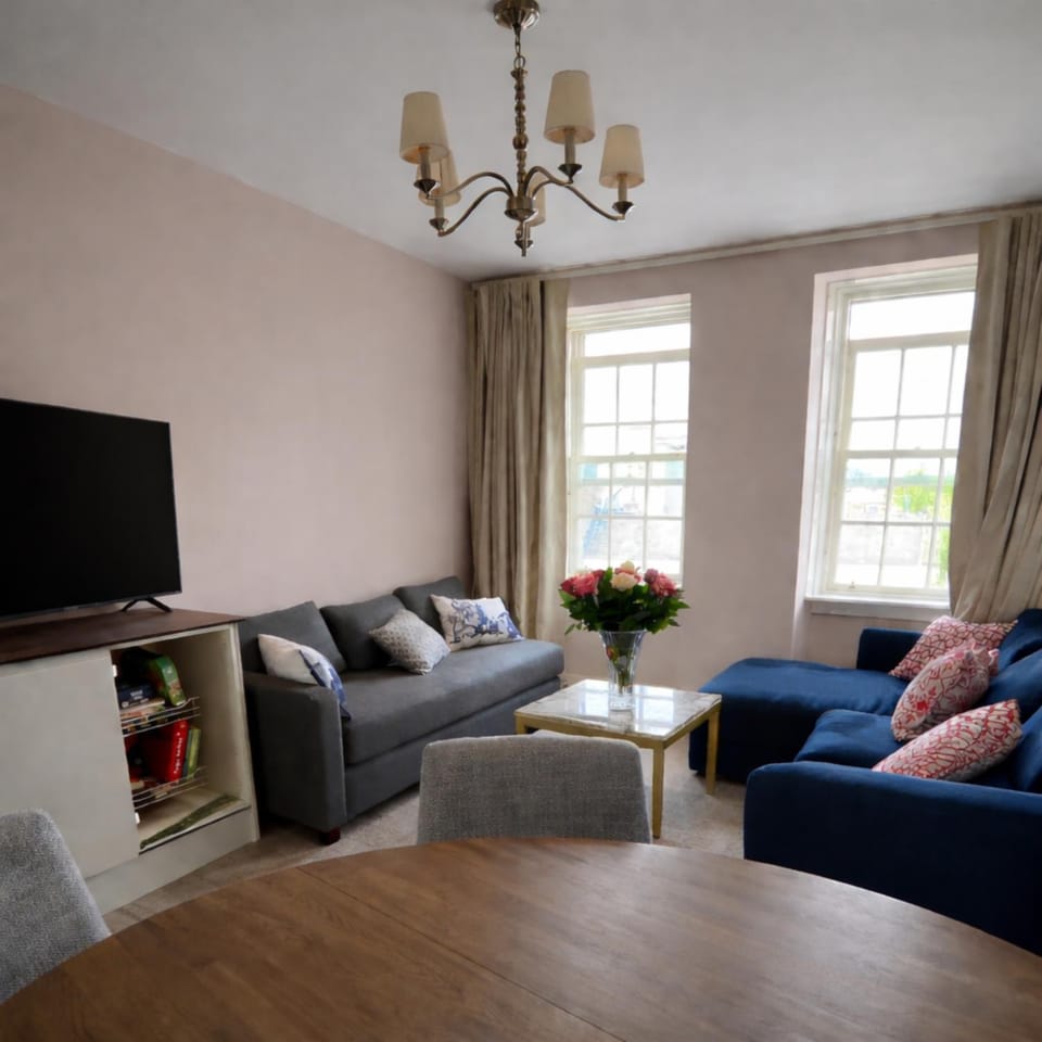 New Royal Mile Apartment with Balcony and Stunning Views Top Floor No Lift Apartment in Edinburgh