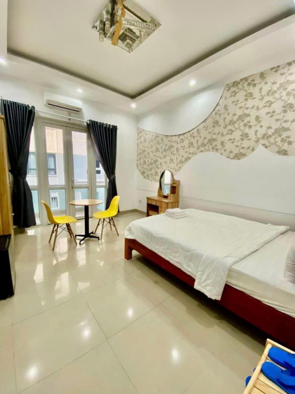 Bed, Living room, Photo of the whole room, Bedroom, air conditioner
